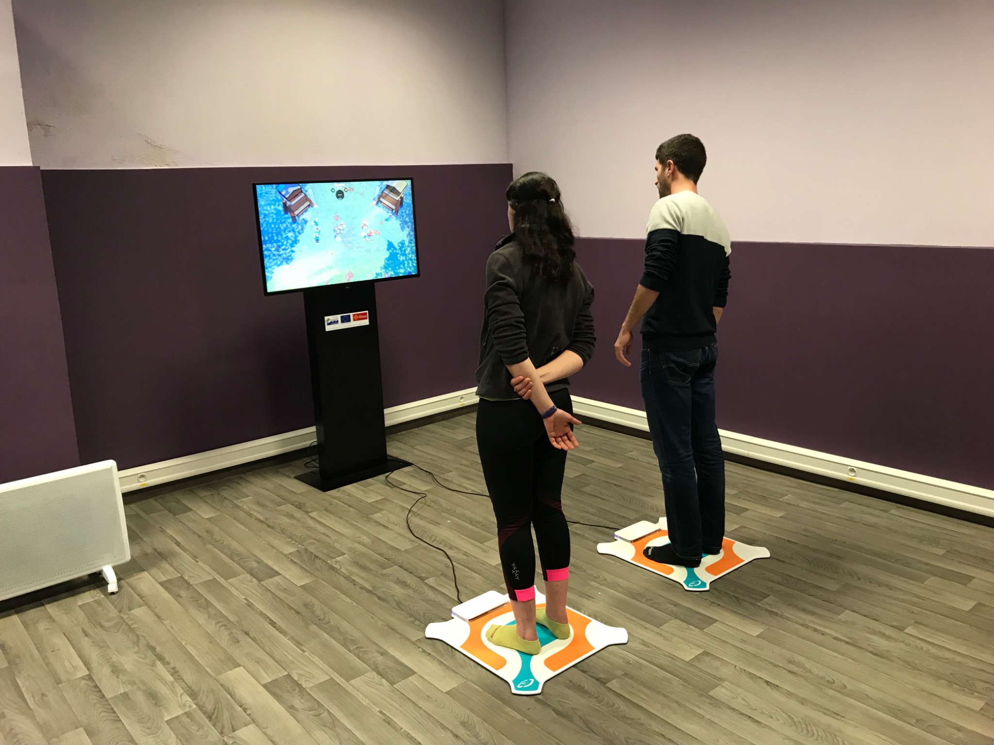 Deux participants utilisent les plateformes de pression face au jeu